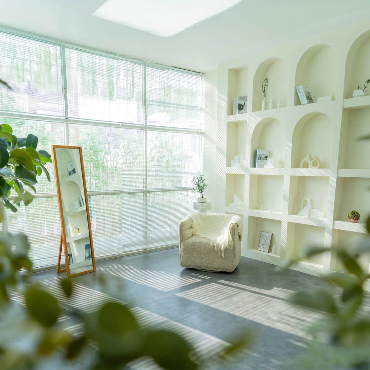 Room 2 - Góc thư giãn ghế nỉ và vách tường vòm ngập nắng